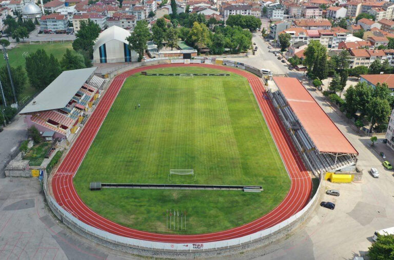 uludag-universitesi-futbol-sahasi-ve-atletizm-pisti-insaati-1